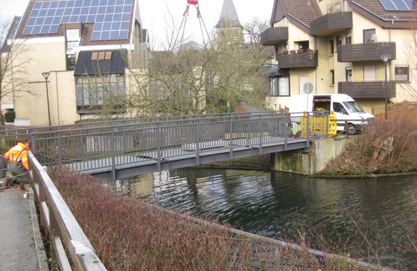 Einsetzen der neuen Brücke