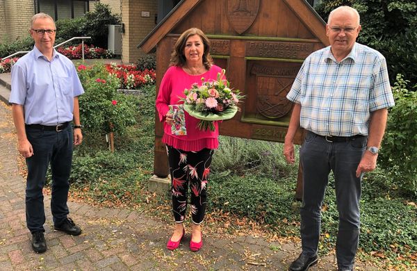Fachbereichsleiter Alois Langesberg (l.) und Bürgermeister Hubert Wegener sprachen Silvia Neuhaus ihren Dank aus.